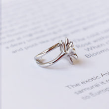 Load image into Gallery viewer, Chamomile Earcuff
