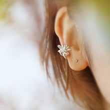 Load image into Gallery viewer, Chamomile Earcuff
