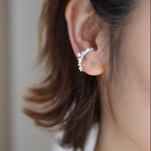 Load image into Gallery viewer, Dewdrops Ear Cuff
